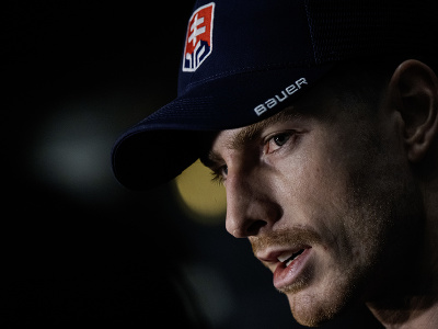 Na snímke slovenský hokejový reprezentant Peter Cehlárik odpovedá na otázky novinárov na zraze slovenskej hokejovej reprezentácie pred  Nemeckým pohárom  