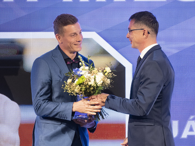 Na snímke šprintér Ján Volko (vľavo), ktorý sa stal víťazom ankety Atlét roka 2022, si preberá ocenenie z rúk prezidenta Slovenského atletického zväzu (SAZ) Petra Korčoka