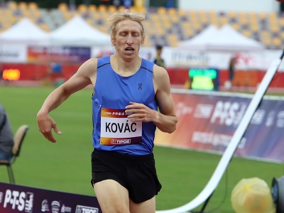 Na snímke atlét Peter Kováč v behu na 800 metrov
