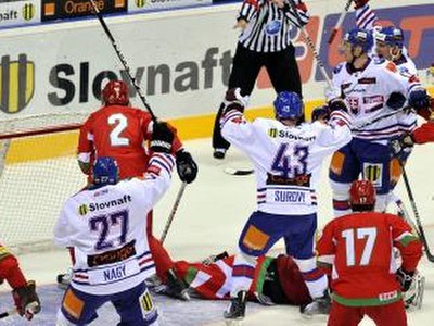Podhradský (2. sprava) strieľa prvý gól do siete Bieloruska