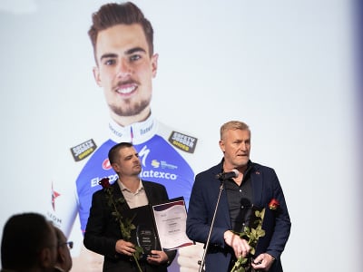 Na snímke vpravo prezident Slovenského zväzu cyklistiky Peter Privara prevzal cenu za cyklistu Martina Svrčeka a vľavo otec a tréner Martin Svrček počas slávnostného odovzdávania ocenení Športovec NŠC 2023