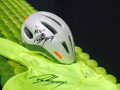 Peter Sagan malej fanúšičke daroval aj s venovaním cyklistickú prilbu aj tričko