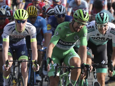 Na snímke uprostred slovenský cyklista Peter Sagan v zelenom drese vedúceho pretekára v priebežnom poradí v bodovacej súťaži spolu s kolegami z tímu Bora-Hansgrohe