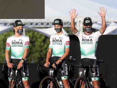 Slovenský cyklista v drese Bora-Hansgrohe Peter Sagan (vpravo)