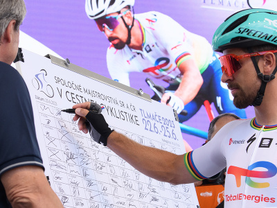 Slovenský cyklista Peter Sagan sa podpisuje na štartovnú listinu pretekov jednotlivcov na majstrovstvách Slovenska a Českej republiky v cestnej cyklistike v kategórii elite mužov v Tlmačoch