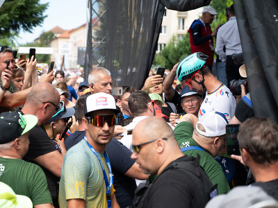 Vpravo slovenský cyklista Peter Sagan (v prilbe) rozdáva autogramy fanúšikom pred pretekmi jednotlivcov na majstrovstvách Slovenska a Českej republiky v cestnej cyklistike v kategórii elite mužov v Tlmačoch