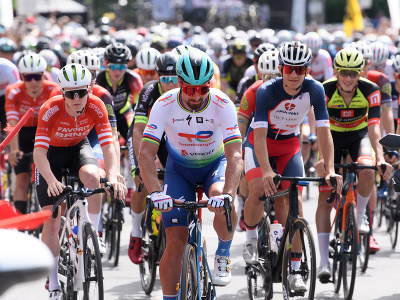 Slovenský cyklista Peter Sagan (uprostred) na štarte pretekov jednotlivcov na majstrovstvách Slovenska a Českej republiky v cestnej cyklistike v kategórii elite mužov v Tlmačoch