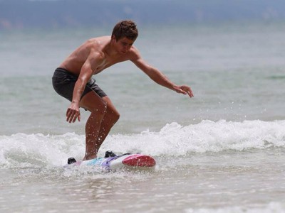 Peter Sagan sa v Austrálii učí surfovať.