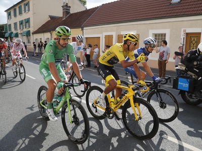 Na snímke zľava slovenský cyklista Peter Sagan v zelenom drese vedúceho pretekára v priebežnom poradí v bodovacej súťaži, kolumbijský cyklista Egan Bernal v žltom drese vedúceho pretekára v priebežnom poradí a francúz Julian Alaphilippe jazdia spolu