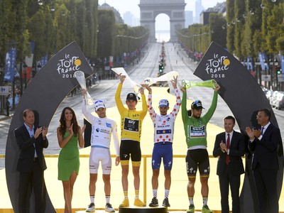 Peter Sagan (vpravo) po šiestykrát na Tour získal zelený dres a vyrovnal historický rekord