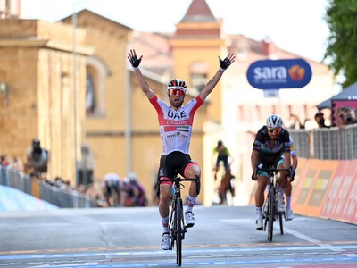 Taliansky cyklista Diego Ulissi oslavuje v cieli víťazstvo 2. etapy cyklistických pretekov Giro d'Italia, v pozadí druhý Peter Sagan