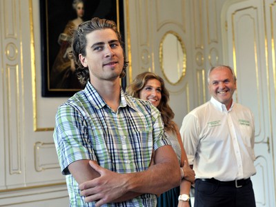 Zľava: Slovenský cyklista Peter Sagan, jeho manželka Katarína Sagan a manažér Jozef Korbel