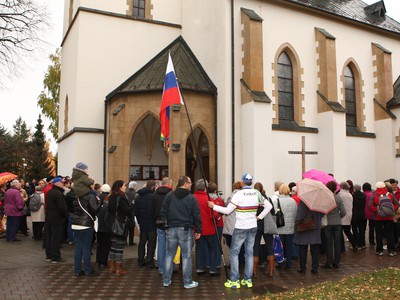 Pred kostolom sa zhromždilo veľa ľudí