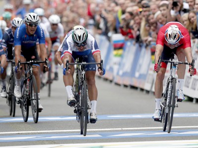 Slovenský cyklista Peter Sagan (druhý zľava) víťazí v preteku mužov kategórie Elite na majstrovstvách sveta v cestnej cyklistike v nórskom Bergene
