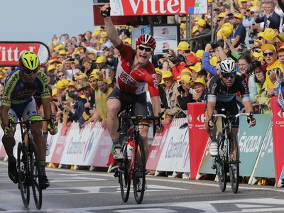 Andre Greipel sa raduje z triumfu v 2. etape Tour de France 2015 pred Petrom Saganom (vľavo) a Markom Cavendishom