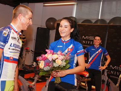 Peter Sagan gratuluje víťazke Soni Kiszlingovej