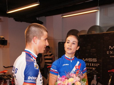 Peter Sagan gratuluje víťazke Soni Kiszlingovej
