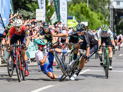 Uprostred slovenský cyklista Petert Sagan (TotalEnergies) padá v záverečnom špurte na majstrovstvách Slovenska a Českej republiky v cestnej cyklistike v pretekoch jednotlivcov v kategórii elite v Tlmačoch