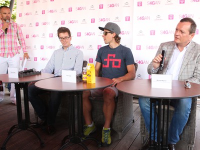 Peter Sagan sa po príchode na Slovensko stretol s fanúšikmi na Magio pláži, vpravo Miroslav Majoroš zo spoločnosti Slovak Telekom, ktorá podporuje Sagana