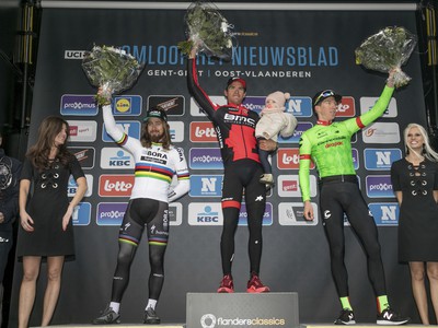Na druhom mieste skončil slovenský cyklista tímu Bora-Hansgrohe Peter Sagan (vľavo)