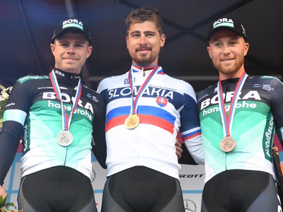 Na snímke uprostred majstrom Slovenska v cestnej cyklistike pre rok 2018 sa stal v elitnej kategórii Peter Sagan, druhý skončil jeho brat Juraj (vľavo), tretí Michael Kolář (vpravo)