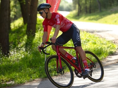 Na snímke cyklista v drese nového slovenského tímu s názvom Pierre Baguette, ktorý predstavili na tlačovej konferencii v Žiline