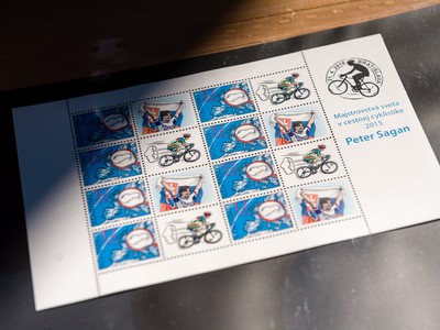 Arch s poštovou známkou s podobizňou cyklistu Petra Sagana