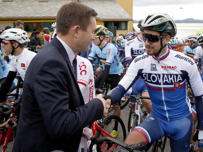 Slovenský cyklista Peter Sagan (vpravo) si podáva ruku s prezidentom UCI David Lappartient (vľavo) pred štartom preteku 