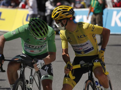 Peter Sagan v zelenom drese pre najlepšieho špurtéra (vľavo) a Francúz Julian Alaphilippe v žltom drese pre celkového lídra prichádzajú pred štartom 4. etapy