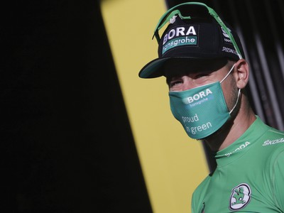 Peter Sagan v zelenom drese na pódiu po skončení štvrtej etapy