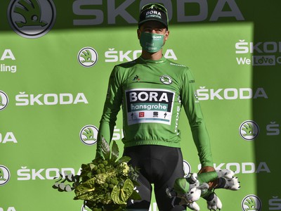 Peter Sagan v zelenom drese na pódiu po skončení štvrtej etapy
