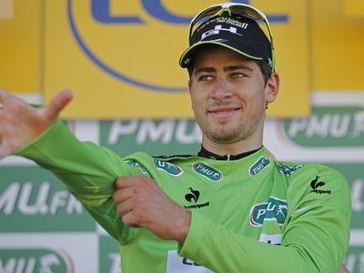 Peter Sagan si na pódiu oblieka zelený dres vedúceho pretekára v bodovacej súťaži po 11. etape Tour