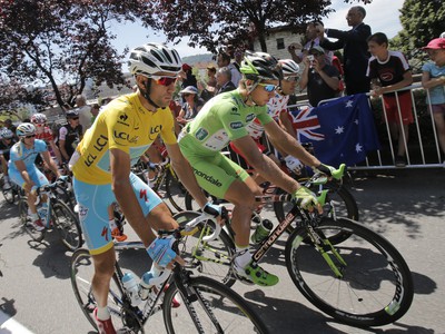 Peter Sagan (v zelenom) a Vincenzo Nibali (v žltom) v úvode 11. etapy Tour