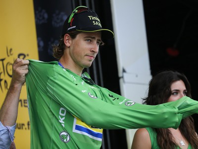 Peter Sagan si oblieka zelený dres po 15. etape Tour