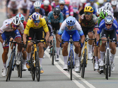 Dylan Groenewegen, Peter Sagan a Wout Van Aert v záverečnom finiši tretej etapy Tour