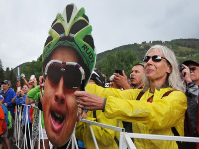 Saganománia funguje i v USA. Fanúšička nášho cyklistu drží kartónovú podobizeň Petra Sagana.