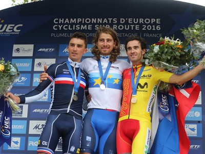 Peter Sagan (v strede) sa stal historicky prvým európskym profesionálnym šampiónom