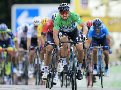 Slovenský cyklista Peter Sagan (Bora-Hansgrohe) v zelenom drese pre vedúceho pretekára bodovacej súťaže