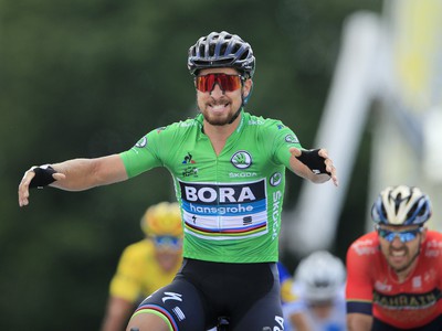 Slovenský cyklista Peter Sagan (Bora-Hansgrohe) v zelenom drese pre vedúceho pretekára bodovacej súťaže