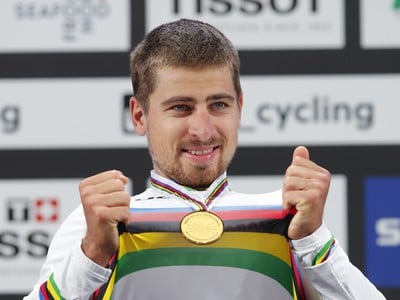 Slovenský cyklista Peter Sagan ukazuje tretiu zlatú medailu majstre sveta na pódiu po víťazstve v preteku mužov kategórie Elite na majstrovstvách sveta v cestnej cyklistike v nórskom Bergene 