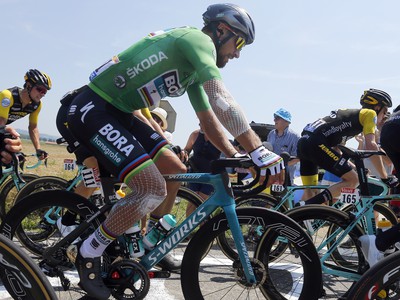 Na snímke slovenský cyklista Peter Sagan v zelenom drese vedúceho pretekára v bodovacej súťaži počas 18. etapy TdF z Trie-sur-Baise do Pau