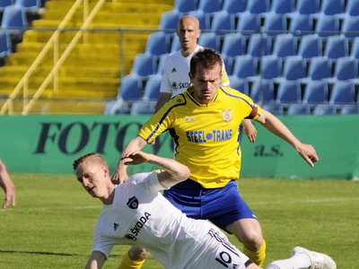 Zľava: Hráč Spartak Trnava Ján Vlasko (na zemi) a kapitán MFK Košice Peter Šinglár
