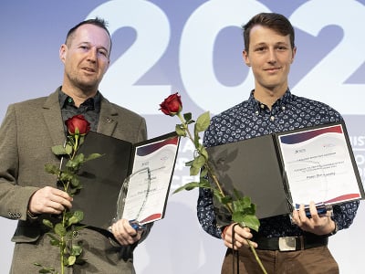 Na snímke veslár Peter Strečanský a vľavo jeho otec a tréner Peter Strečanský počas slávnostného odovzdávania ocenení Športovec NŠC 2023