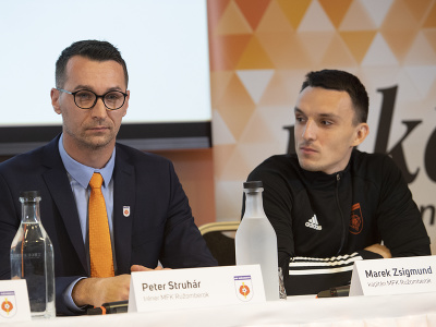 Na snímke zľava tréner futbalového tímu MFK Ružomberok Peter Struhár a kapitán mužstva Marek Zsigmund počas tlačovej konferencie