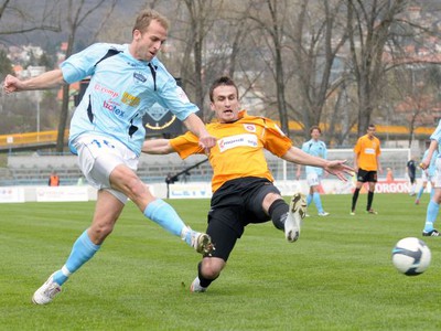Petr Kaspřák z FC Nitra bránený Jánom Maslom