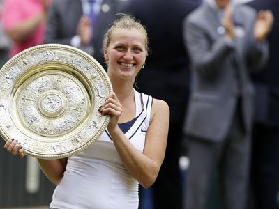 Petra Kvitová s wimbledonskou trofejou