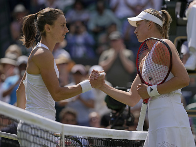 Jelena Rybakinová a Petra Matričová si podávajú ruky po zápase