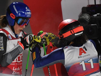 Petra Vlhová a Talianka Federica Brignoneová si gratulujú v cieli po štvrťfinále paralelného obrovského slalomu