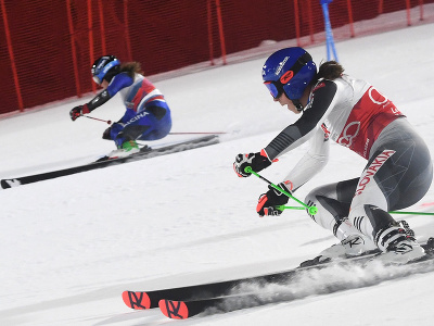 Na snímke sprava slovenská lyžiarka Petra Vlhová a Holanďanka českého pôvodu Adriana Jelinková na trati počas paralelného obrovského slalomu