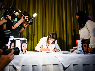 Petra Vlhová počas autogramiády pri príležitosti krstu jej autobiografickej knihy.